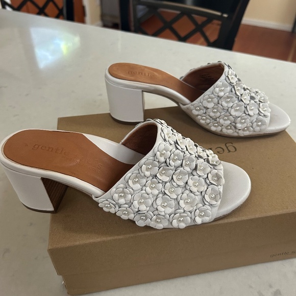 Gentle Souls White Floral w/Faux Pearls Slides (Women's 8B/EU 39) - Picture 3 of 7